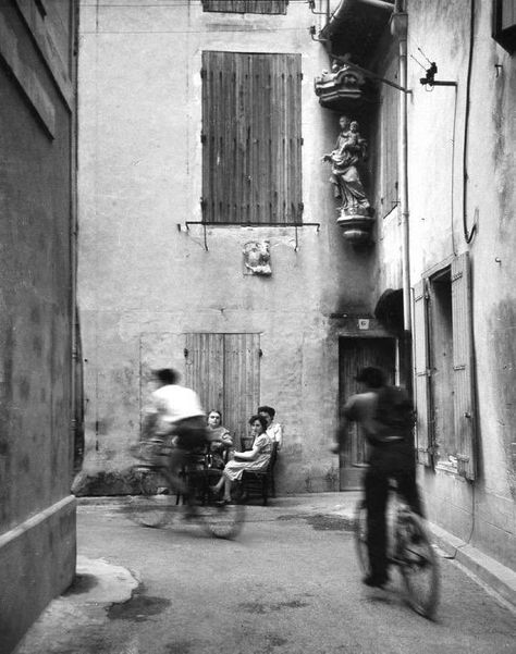 Willy Ronis, Night Pictures, Bnw Photography, French Photographers, Famous Photographers, Bw Photo, Black And White Photographs, Photojournalism, Photography Inspo