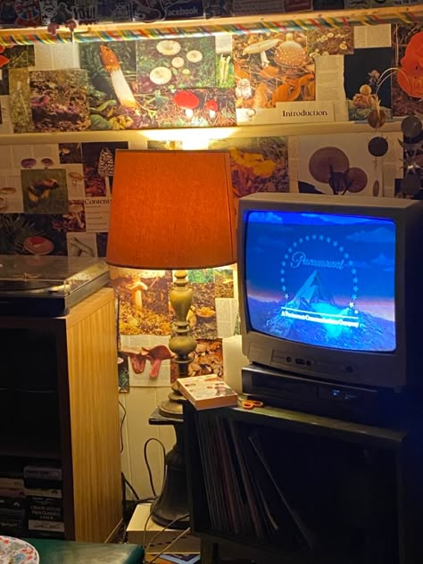 #roominspiration #vhs #retro #vintage #vinyls 80s Bedroom Aesthetic Retro, Retro Bedroom Ideas Vintage 80s, Vintage Rooms 80s, Crt Tv Aesthetic Room, Vhs Decor, 90s Tv Set, Vhs Setup, Vhs Tv Aesthetic, Vhs Room