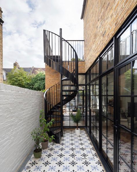 Exterior Spiral Staircase, Courtyard With Staircase, Terrace Stairs Outdoor, Stairs To Rooftop, Terrace Stairs, London Courtyard, Outdoor Spiral Staircase, Garden Staircase, Spiral Staircase Outdoor