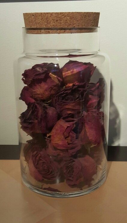 Dried a bouquet of roses my husband gave me, then put them in a jar to display and preserve them. (The container was purchased at Micheals) #hannahevansprojects #driedflowers #vase Kule Ting, Koti Diy, A Bouquet Of Roses, Dried Flowers Diy, Dried Roses, Drying Roses, Hemma Diy, Bouquet Of Roses, Nothing But Flowers