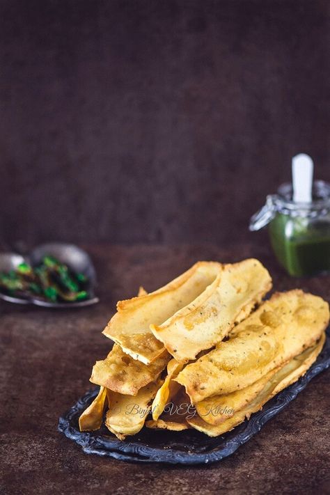 Fafda famous snack street food in Gujarat,goes well with Jalebi,Kadhi chutney,unripe shredded papaya sambharyo.Fafda Jalebi great combination gujju's snack. Fafda Jalebi Photography, Jalebi Fafda, Fafda Jalebi, Thali Ideas, Desi Street Food, Mermaid Photography, Chai Recipe, Naan Recipe, Clay Oven