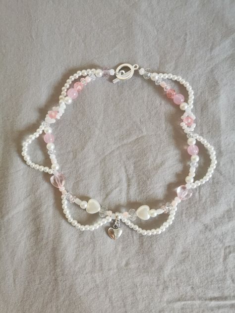 Pink And White Beaded Bracelets, Pink Beaded Necklace, Princess Necklace, Bead Charms Diy, Beaded Necklace Diy, Beads Bracelet Design, Beaded Jewelry Designs, Pretty Necklaces, Pink Jewelry