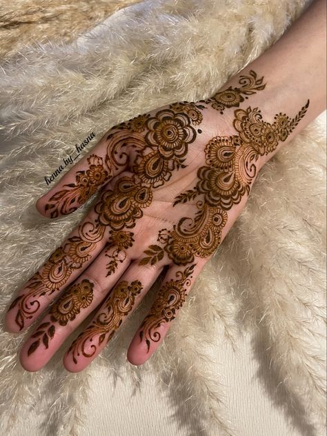 Inside Hand Mehndi, Mehndi Designs Inside, Mendhi Designs Elegant Front Hand, Mehndi Designs Inside Hand, Front Hand Mehendi Aesthetics, Palm Mendhi, Pakistani Mendhi Design, Mehendi Pakistani Henna Designs, Basic Henna