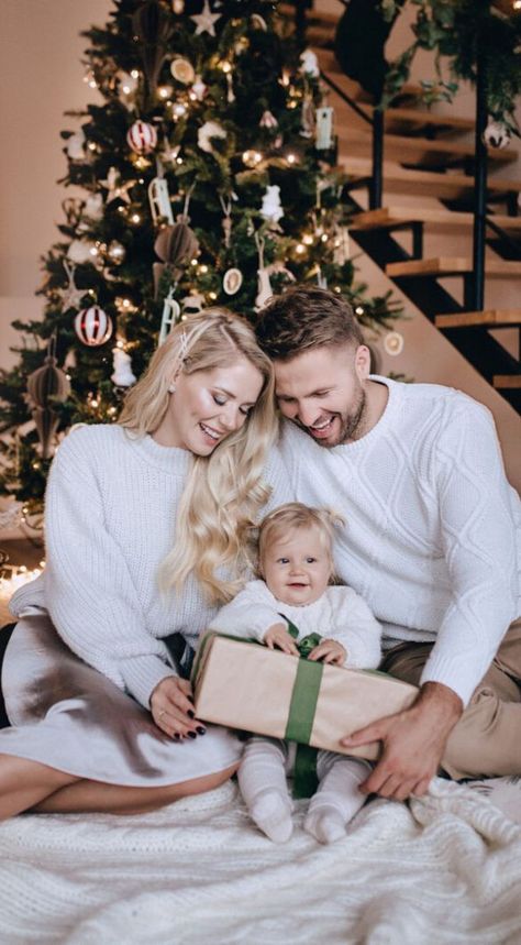 Christmas Family Posing Ideas, Christmas Family Portraits Studio, Family Christmas Photos Indoor, I’m Home Christmas Photos, Photoshoot Christmas Family, Family Christmas Photography, Studio Holiday Family Photos, Xmas Photoshoot Ideas Family Portraits, White Christmas Family Photoshoot