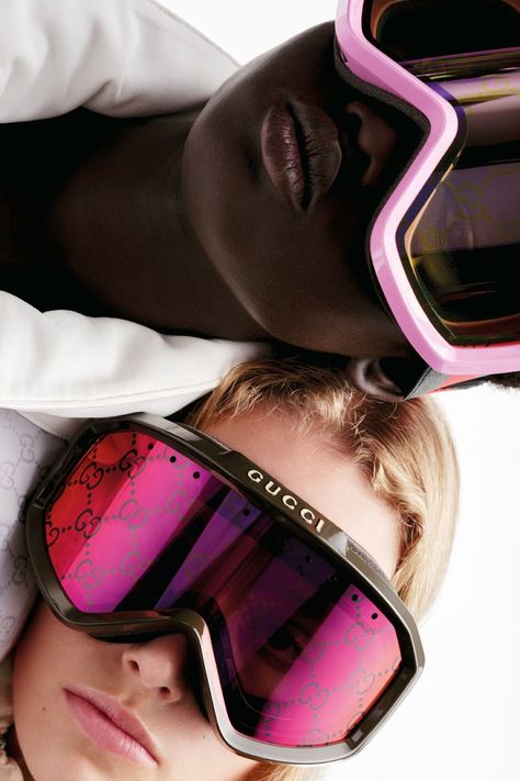 Discover the hottest designer ski goggles for 2024! From Bottega Veneta to Chloé, Gucci to Oakley and Off-White, we've got the latest styles that will make you conquer the slopes. Check out our ski fashion guide now! ❄️🕶️ Gucci Womenswear, Ski Trends, Oakley Ski, Gucci Gifts, Eyewear Trends, Luxury Winter, Trend 2024, Guccio Gucci, Green Neon