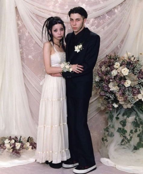 Awkward Prom Photos, Emo Prom, 2000s Prom, Epic Fail Pictures, Goth Prom, Awkward Photos, Awkward Family Photos, Prom Poses, Vintage Prom