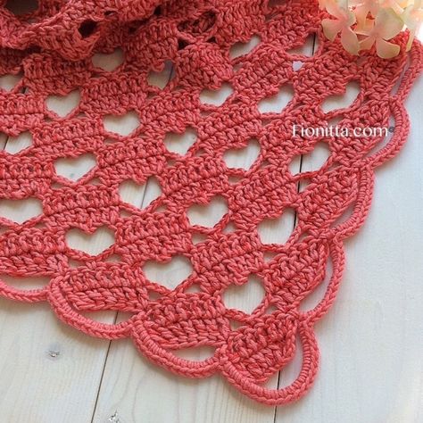 au crochet un châle petit coeur - La Grenouille Tricote Garnet Meaning, Crochet Shawl Tutorial, Poncho Au Crochet, Hair Crochet, شال كروشيه, Confection Au Crochet, Crochet Shawls And Wraps, Haken Baby, Shawl Patterns