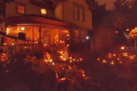 halloween Victorian House Halloween, Halloween Night Aesthetic, Halloween Aestethic, Lights Decoration Ideas, Old Fashioned Halloween, Halloween Nostalgia, Happy Halloween Quotes, 80s Halloween, Warm Halloween