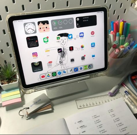 Ipad Desk, Muji Pens, Ipad Lockscreen, Ipad Organizer, Ipad Essentials, Ipad Hacks, School Bag Essentials, Custom Ipad, Study Pictures