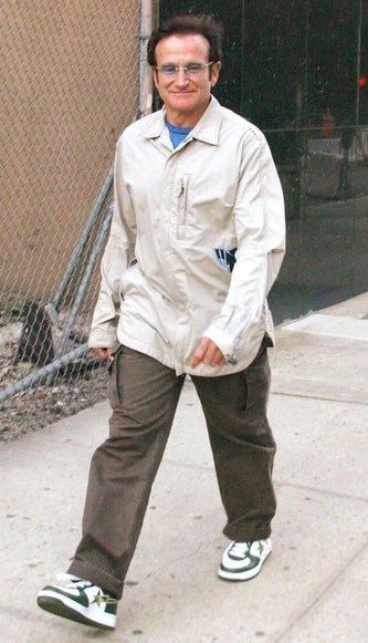 HARDEST FIT PICS on Twitter: "Robin Williams in his Bapestas https://t.co/tY5HXg3Eev" / Twitter Celebrity Airport Outfit, Fit Pics, 00s Fashion, Dad Fashion, Mens Outfit Inspiration, Fashion Mood Board, T Shirt Image, Basic Fits, Robin Williams