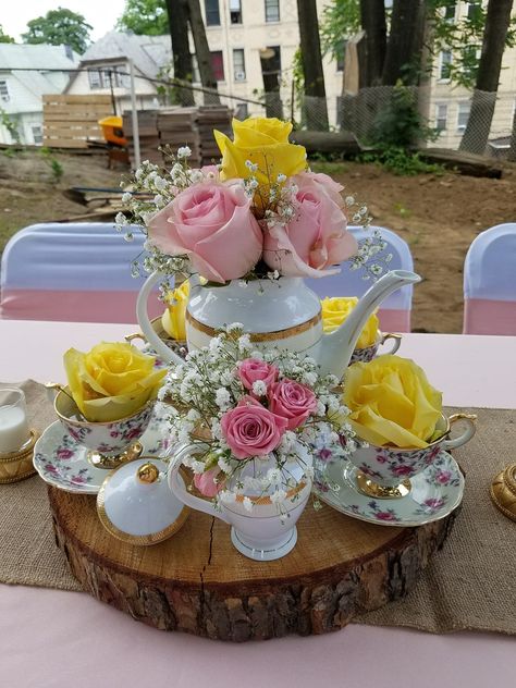 Green Tea Party Decorations, Tea Cup Decorations Centerpieces, Tea Party Sweet Table, Vintage Tea Party Backdrop Ideas, Tea Party Table Centerpieces, Bridal Tea Party Table Setting, Tea Pot Centerpieces Table Decorations, Tea Party Tea Station, Tea Party Centerpieces Table Decorations