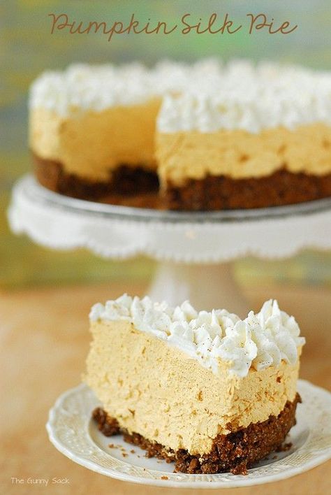 Pumpkin Cream Pie Recipe, Pumpkin Dessert Recipes, Silk Pie Recipe, Healthy Pumpkin Dessert, Traditional Pumpkin Pie, Pumpkin Cream Pie, Holiday Buffet, Delicious Holiday Desserts, Dessert Halloween