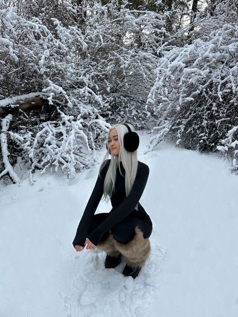 Snow Picture Ideas, Snow Outfit Ideas, Snowboard Outfit, Snow Picture, Snow Fits, Outfit Ideas Winter, Snow Photoshoot, Cold Girl, Ig Pics