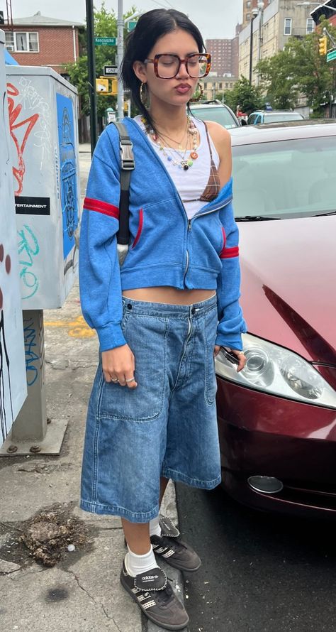 Long Windbreaker Outfit, Layering Fits Aesthetic, Cool Outfit Aesthetics, Camden Market Outfit, Chic Baggy Outfits, Oversized Tee Styling, Oversized Tee Outfit Aesthetic, Lowkey Party Outfits, Colourful Casual Outfits