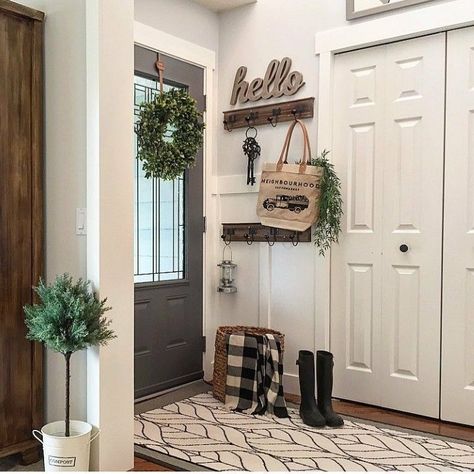 Entryway Farmhouse Koti Diy, Farmhouse Entryway, Small Entryways, Farmhouse Remodel, Entry Way Design, Small Entryway, Farmhouse Style Kitchen, Modern Farmhouse Kitchens, Country Farmhouse Decor