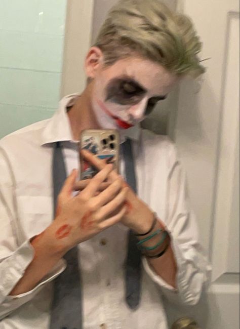 Joker Cosplay Men, Boy Joker Costume, Joker Halloween Costumes Men, Boys Joker Costume, Mens Joker Costume, Joker Costume Men, Halloween Makeup Men, Joker Outfit, Joker Halloween Costume