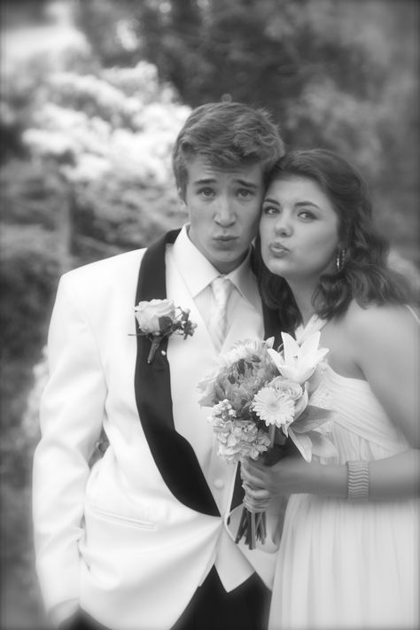 White And Black Tuxedo, Photoshoot Black And White, Tuxedo Prom, Black Skirt Outfits, Prom Photoshoot, Prom Poses, Senior Prom, Black Tuxedo, Having Fun