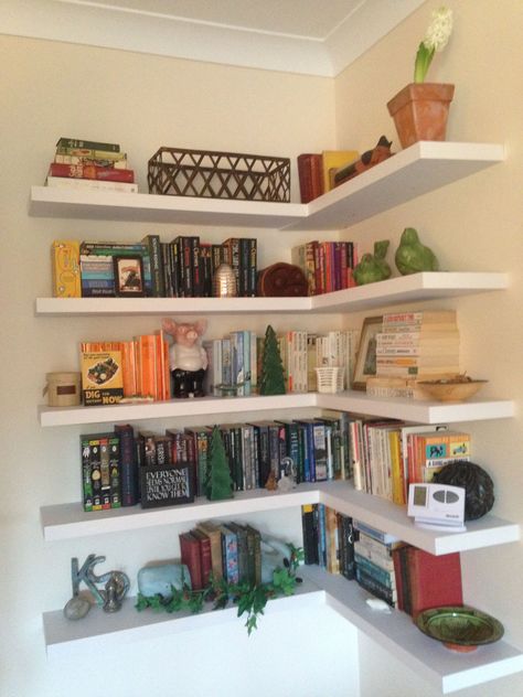 Bookshelves In Corner Wall, Cute Wall Bookshelves, Aesthetic Floating Bookshelves, Corner Floating Shelves Living Room, Corner Book Shelf Ideas, Bookshelves Above Bed, Wall Bookshelf Ideas Bedroom, Wall Bookshelves Bedroom, Bookshelf Above Bed