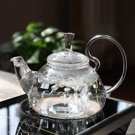 Glass tea kettle...beautiful. But seriously, I would break this ;) Glass Tea Pot, Glass Tea Kettle, Types Of Water, Tea Cup Design, Tea Kettles, Steeped Tea, Cool Kitchen Gadgets, Cute Kitchen, Chocolate Pots