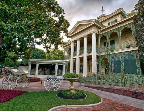 Mansion Tattoo, Haunted Mansion Tattoo, Haunted Manor, Haunted Mansion Disneyland, Hatbox Ghost, Pet Cemetery, Disney Haunted Mansion, Vintage Disneyland, Abandoned Mansions