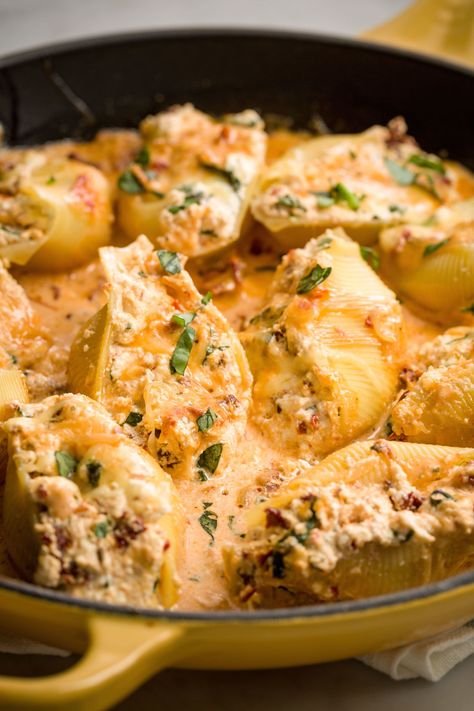 Dinner Ideas Italian, Dinner Recipes Italian, Appetizing Food, Chicken Stuffed Shells, Stuffed Shells Ricotta, Resep Pasta, Shells Recipe, Recipes Italian, Italian Dinner Recipes