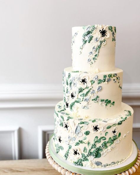 Cristina Vazquez on Instagram: “First larger wedding cake of the season for a safe yet gorgeous outdoor wedding ! Pallet knife painted buttercream florals for a soft…” Palette Knife Wedding Cake, Wedding Cake Palette Knife, Knife Palette Cake, Pallete Knife Cakes, Pallet Knife Cake Decorating, Pallete Knife Flower Cake, Wedding Pallet, Large Wedding Cakes, Petal Dust