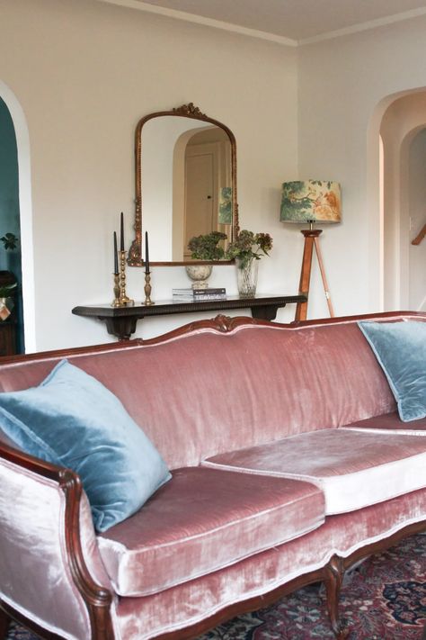 Pink Velvet Sofa Living Room, Living Room With Pink Couch, Antique Pink Bedroom, Pink Velvet Couch Living Room Ideas, Pink Antique Aesthetic, Luxury Bedroom Apartment, Living Room Pink Sofa, Antique Sofa Living Room, Antique Living Room Ideas