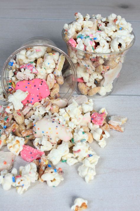 Party Animal Food Ideas, Reading Snacks, Animal Themed Food, Tailgate Treats, Frosted Animal Crackers, Birthday Popcorn, Circus Food, Circus Cookies, Animal Snacks