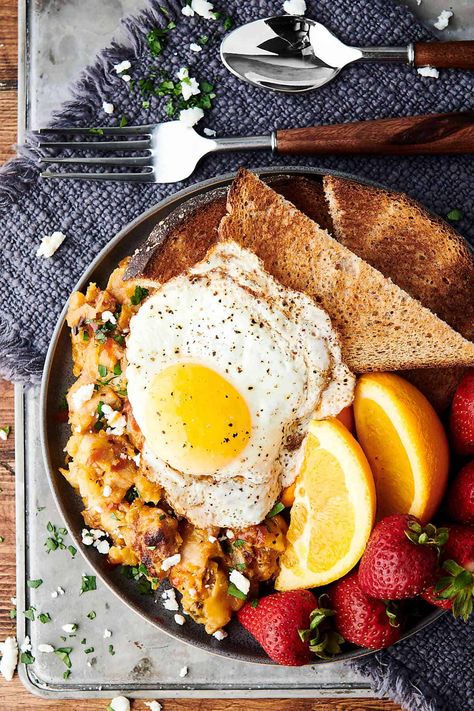 Cheesy Pork and Potato Breakfast Skillet Recipe - Show Me the Yummy Pork Potatoes, Breakfast Potatoes Skillet, Breakfast Skillet Recipes, Potato Breakfast, Cheap Clean Eating, Breakfast Skillet, Amazing Breakfast, Pork Bacon, Breakfast Potatoes