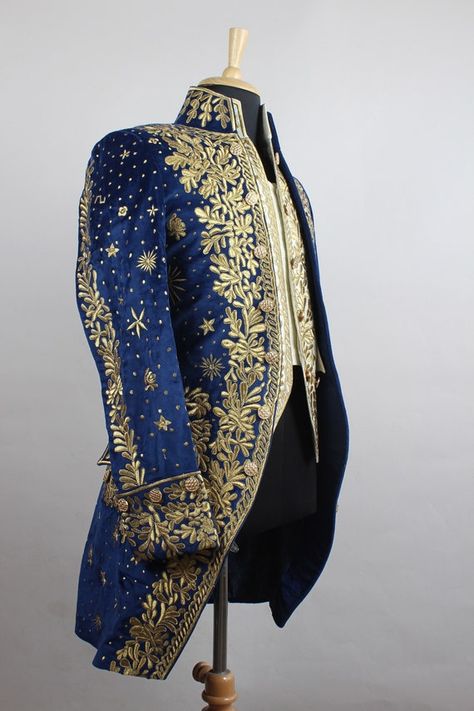 Velvet Designer Suits, Theater Outfit, 18th Century Mens Fashion, Theatre Outfit, Peter Pan Costume, Victorian Men, Costume Wedding, 18th Century Fashion, Socks Shoes