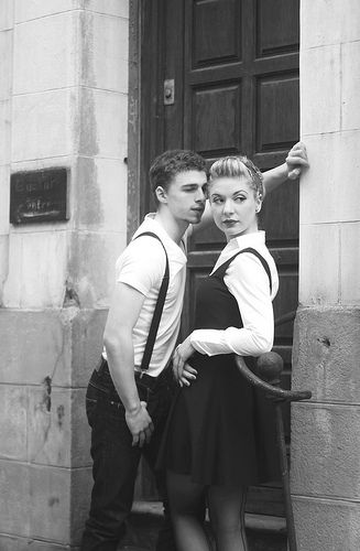 50s Photoshoot Couple, Retro Couple Outfits, Couple Photoshoot Themes, Vintage Photoshoot Couple, Retro Couple Photoshoot, Vintage Couple Photoshoot, Vintage Couples Photoshoot, 50s Photoshoot, Rockabilly Couple