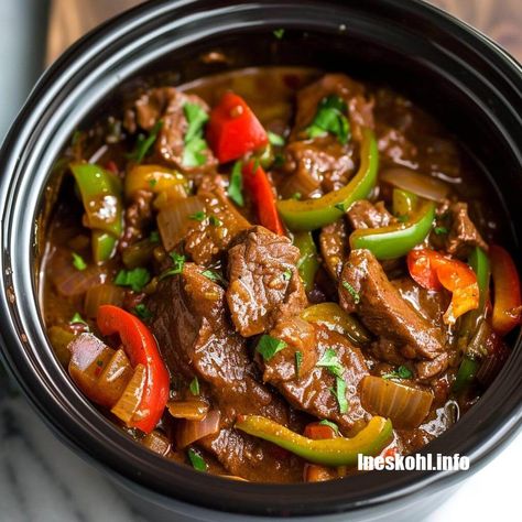 Beef Shoulder Steak, Slow Cooker Pepper Steak, Ineskohl Kitchen, Crockpot Pepper Steak, Beef Round Steak, Hamburger And Potatoes, Slow Cooker Salisbury Steak, Pepper Steak Recipe, Slow Cooker Stuffed Peppers