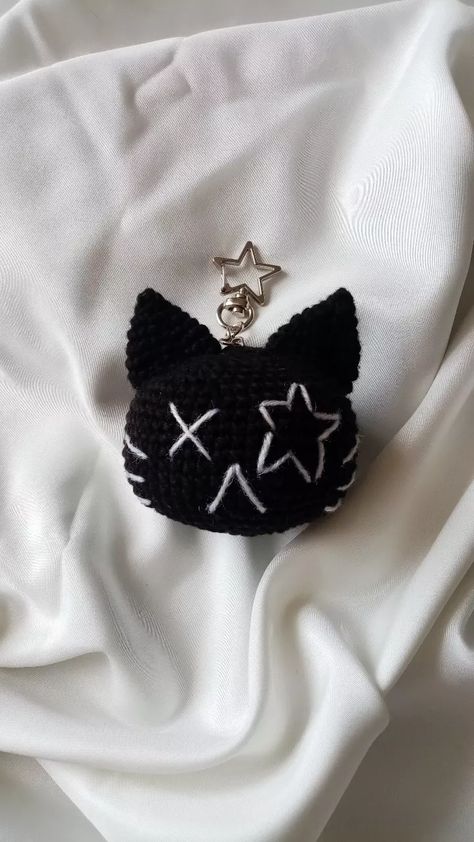 gatoestelaar keychain Crochet Black Aesthetic, Black Crochet Pattern, Cat Amigurumi Keychain, Crochet Bag Keychain, Cat Crochet Ideas, Things To Crochet With Black Yarn, Star Keychain Crochet, Crochet Cat Stuff, Bag Charms Crochet