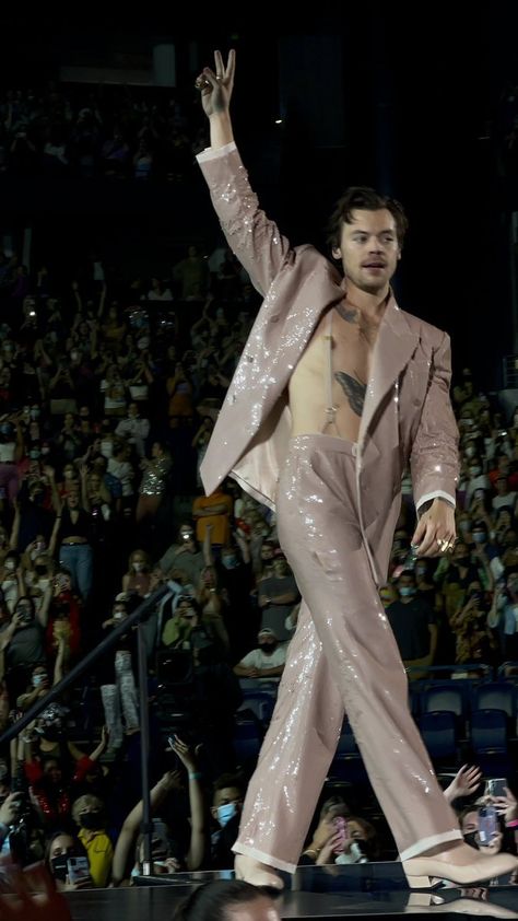 Harry Styles Nashville, Harry Styles Dress, Love On Tour Outfits, Best Night Ever, Nashville Outfits, Harry Styles Photos, Harry Styles Love On Tour, Treat People With Kindness, Harry Edward Styles