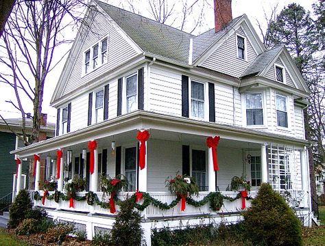 Victorian Porch, Hanging Christmas Lights, Porch Columns, Christmas Front Porch, Cottage Christmas, Christmas Porch Decor, Outdoor Holidays, Christmas Porch, Front Porch Christmas Decor