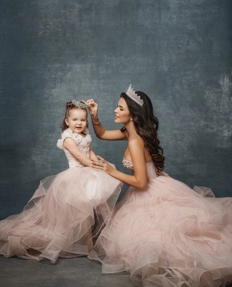 Mother Daughter Photography Poses, Quince Photoshoot Ideas, Mommy Daughter Photoshoot, Princess Photo Shoot, Daughter Photo Ideas, Mommy Daughter Photos, Mother Daughter Photoshoot, Mommy And Me Photo Shoot, Mother Daughter Photos