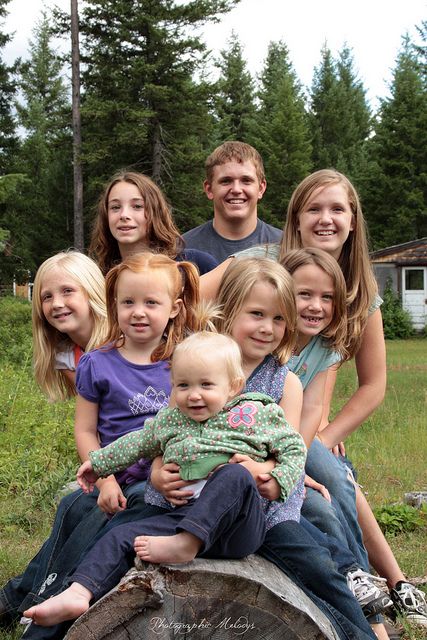 cousins on log - cute pose! I gotta find me a log like this lol 6 Cousins Pictures, Grandkid Pictures Ideas, Grandkid Photo Shoot Ideas, Cousins Photo Shoot Group Poses, Cousins Photo Shoot, Cousin Photo Shoots, Grandkids Photography, Grandkids Pictures, Cousin Pictures