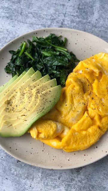 3 Ingredient Breakfast, Avocado Scrambled Eggs, Scrambled Eggs With Spinach, Weight Watchers Breakfast Recipes, Sauteed Spinach, Clean Eating Breakfast Recipes, Pink Salt, Healthy Lunch Recipes, 3 Ingredient