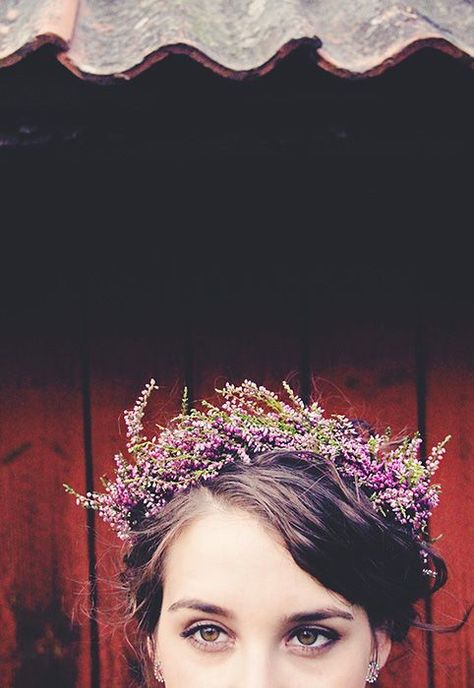 Add more floral to your wedding day with a flower crown! I love this idea for a vintage touch. Wedding hair decor - too fun! Swedish Wedding, Flower Crown Wedding, Floral Headpiece, Rustic Barn Wedding, Lavender Wedding, Wedding Crown, Floral Crown, Flower Crown, Barn Wedding