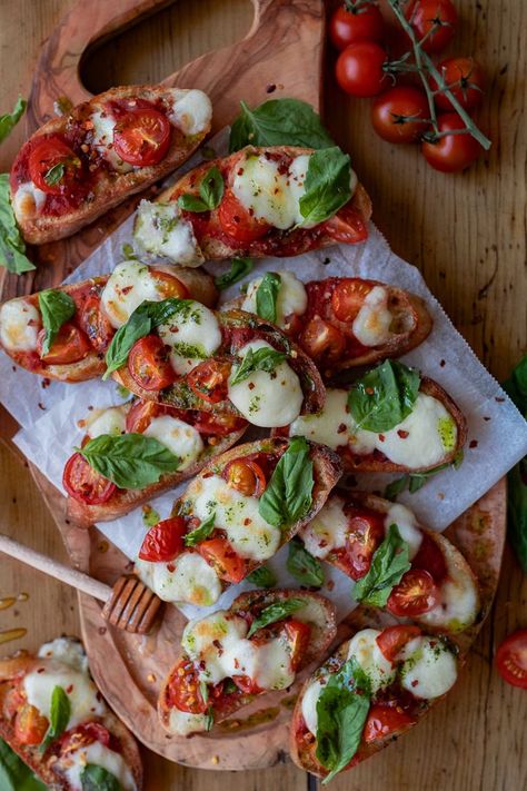 These bite-sized Pizza Crostini’s make for the perfect little snack to serve up for lunch with very minimal prep and cooking time. Made with toasted baguette that’s brushed with garlic, tomato sauce, cherry tomatoes and mini mozzarella balls. Pizza Crostini, Mozzarella Appetizers, Kale Pesto Pasta, Mini Mozzarella Balls, Feta Pizza, Nye 2023, Toasted Baguette, Mozzarella Balls, Breakfast Soup