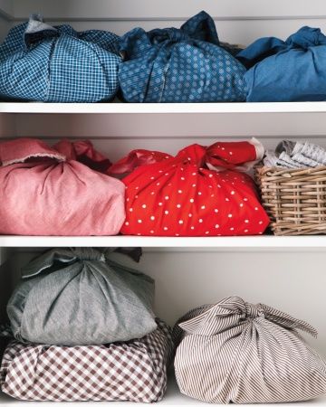 Roupa de cama organizadas Organizing Linens, Martha Stewart Home, Organized Bed, Clever Organizer, Linen Closet Organization, Home Organization Hacks, Easy Organization, Linen Closet, Bedroom Storage