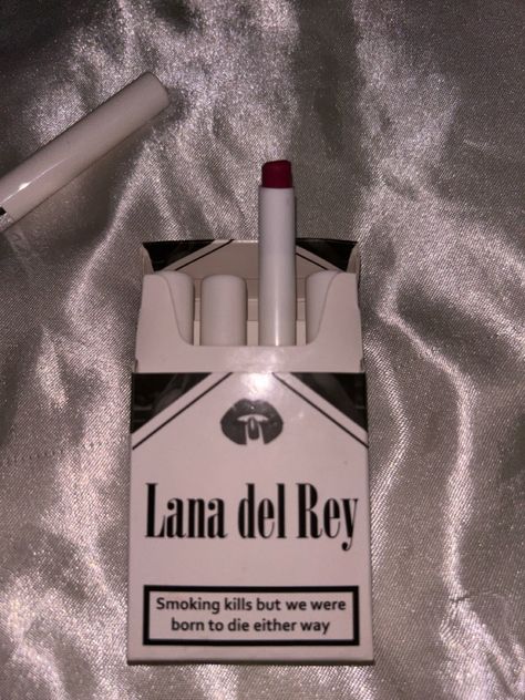 Estilo Kardashian, I Fall To Pieces, Lana Del Rey Love, Elizabeth Grant, Angel Aesthetic, Queen Mother, Lana Del Ray, Blogger Girl, Lipstick Makeup