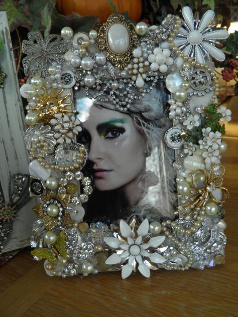 Vintage Jewelry Picture Frames, Embellished Picture Frames, Jeweled Picture Frames Diy, Decorated Picture Frames, Jeweled Picture Frame, Jeweled Picture, Old Jewelry Crafts, Costume Jewelry Crafts, Jewel Frames