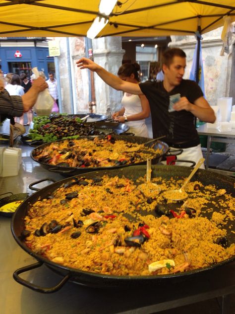 Paella as street food. 'Hey mister paella man, make a brunch for me...' Spanish Street Food, Paella Wedding Reception, Paella Night Party, Paella Wedding Catering, Paella Station, Paella Over Open Fire, Evening Food, Paella Party, Cake Alternatives