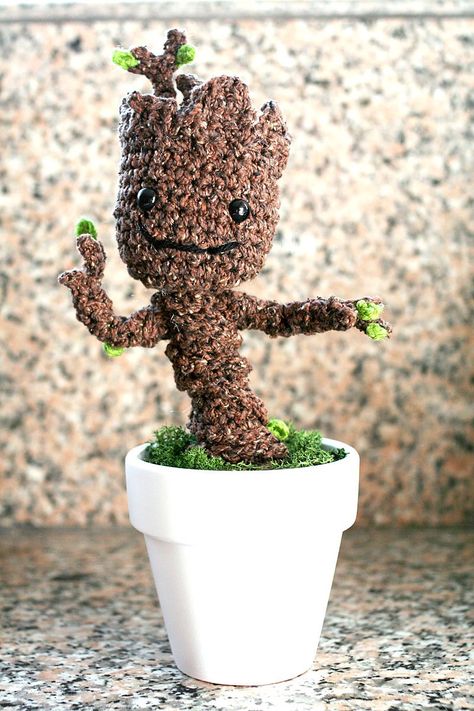 Confection Au Crochet, All Free Crochet, Haken Baby, Baby Groot, Crochet Flower Patterns, Guardians Of The Galaxy, Crochet Gifts, Crochet Patterns Amigurumi, Crochet Dolls