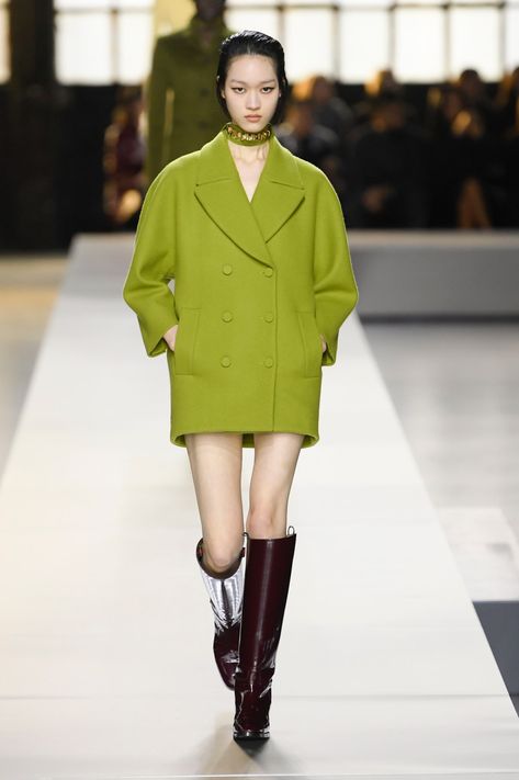 Gucci Fall 2024 Ready-to-Wear, Fashion Show & Collection Review [PHOTOS] 2024 Runway, Cape Fashion, 40 And Fabulous, Jacket Outfit Women, Show Collection, W Magazine, Maximalism, Green Outfit, 40th Anniversary