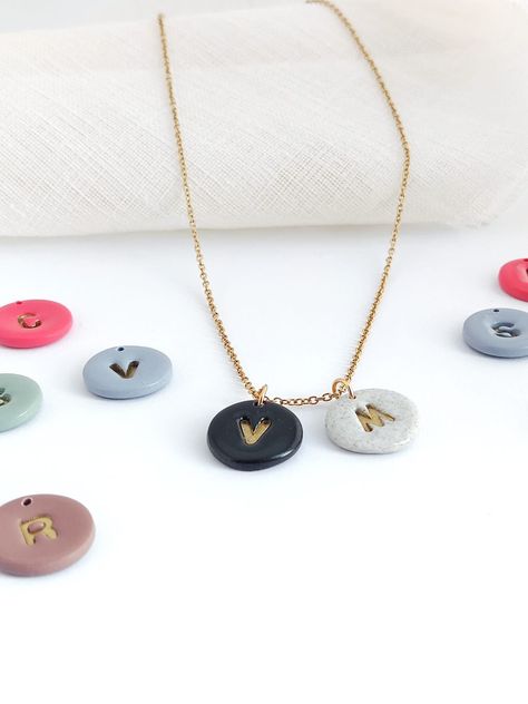 Polymer Clay Personalized, Clay Decor, Personalized Charm Necklace, Initial Letter Necklace, Jewlery Necklace, Diy Earrings Polymer Clay, Family Necklace, Kids Names, Polymer Clay Necklace