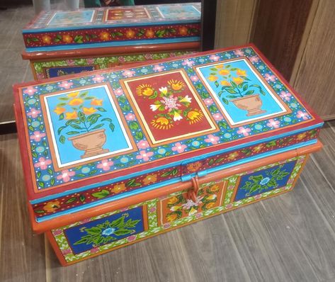 Trunk Box Decor Diy, Old Trunk Painting Ideas, Iron Box Painting Ideas, Painted Trunk Ideas Diy, Tin Box Painting Ideas, Trunk Painting Ideas Diy, Trunk Painting Ideas, Indian Handicrafts Decor, Indian Decor Diy