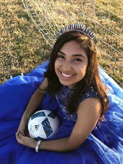 Quinceañera soccer theme photo Quince Mirror, Quince Photo Ideas, Quinceanera Photoshoot Ideas, Quince Pics, Quince Picture Ideas, Quince Court, Quince Photos, Quinceañera Photoshoot, Quinceañera Photoshoot Ideas