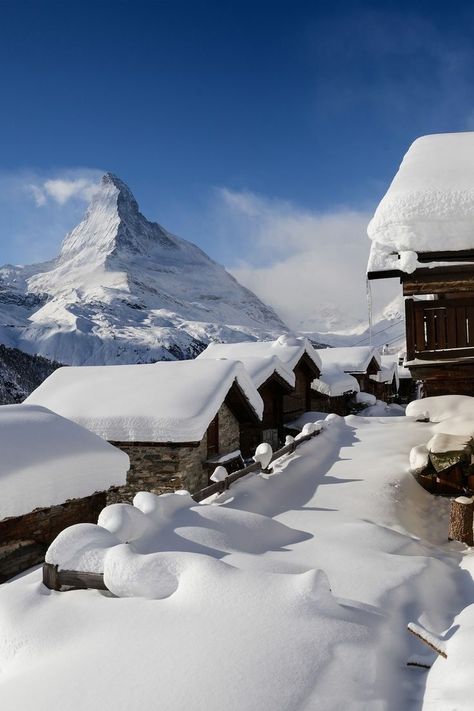 Zermatt Skiing, Chalet Aesthetic, Ski Resort Aesthetic, Chalet Architecture, Zermatt Ski, Ski Trip Aesthetic, Ski Vibes, Types Of Skiing, Matterhorn Mountain